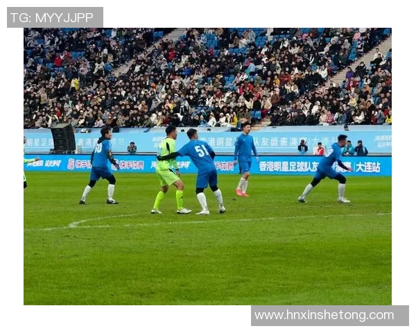 足球明星在训练场上的欢笑与激情展现快乐的足球人生